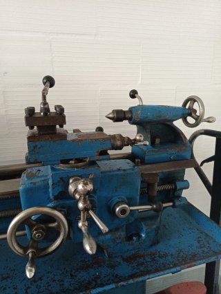 Torno profesional para metal con 600mm de carrera.
