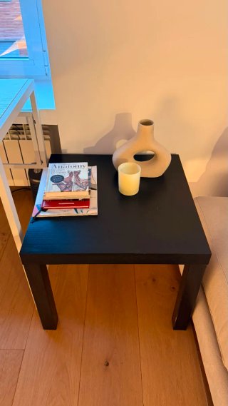 Mesa auxiliar de madera oscura