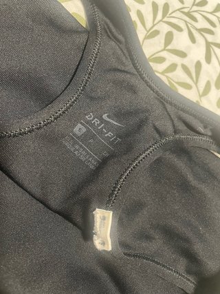 Top deportivo Nike negro