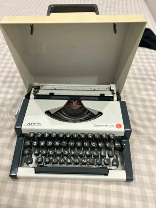 Máquina de escribir Olympia Traveller de Luxe