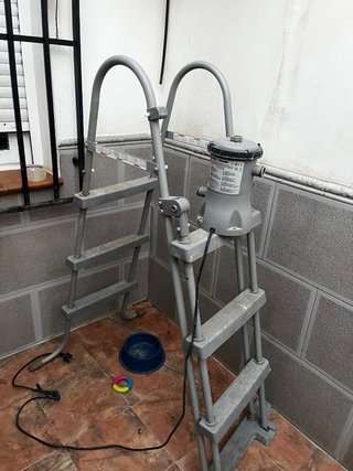 Escalera piscina y bomba de aire