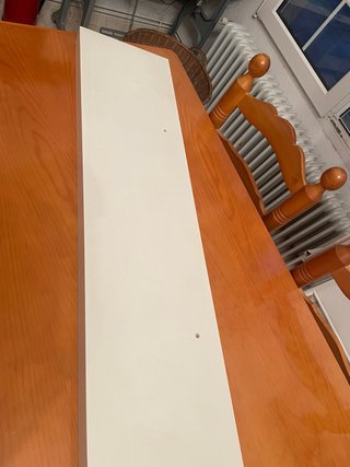 Estantería de madera blanca