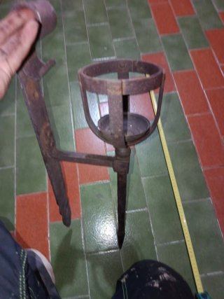 Candelabro de forja antiguo