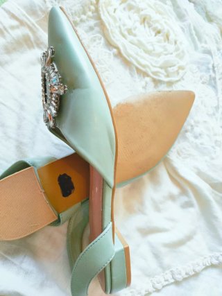 Zapatos plateados con pedrería