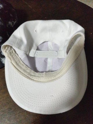 2 Cappelli, uno stampato e uno bianco