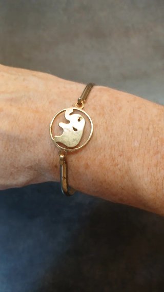 Pulsera dorada con colgante de elefante