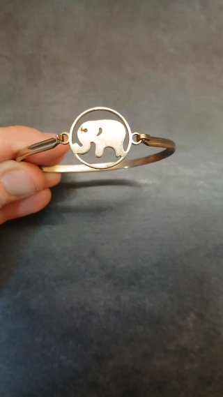 Pulsera dorada con colgante de elefante