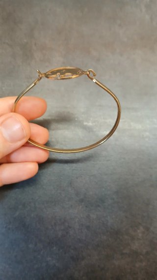 Pulsera dorada con colgante de elefante