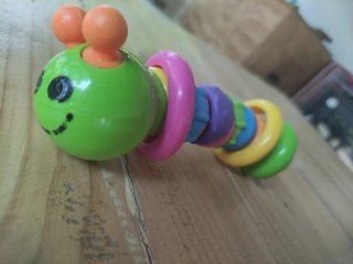 Lote juguetes bebé: oruga, pelota y sonajero