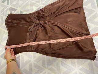 Vestido marrón satinado