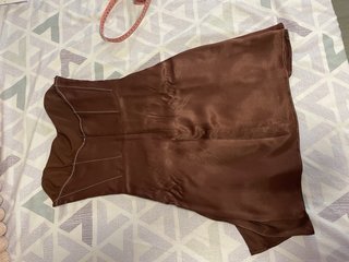 Vestido marrón satinado