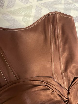 Vestido marrón satinado