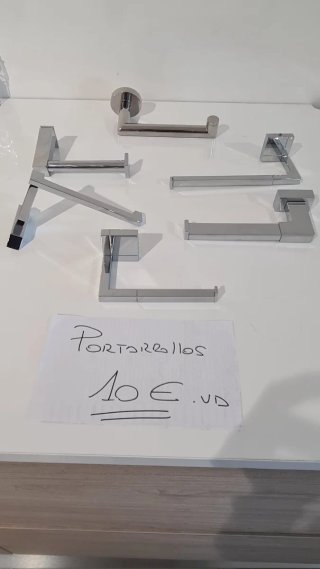 Portarrollos de metal plateado