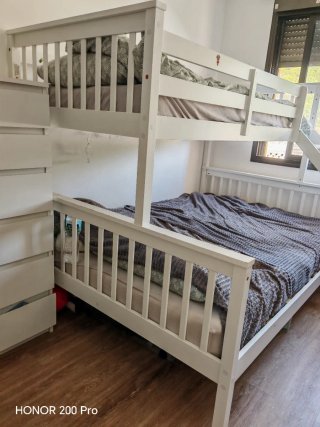 Cama litera blanca de madera sin colchones