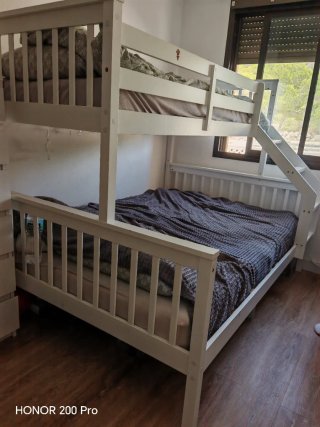Cama litera blanca de madera sin colchones