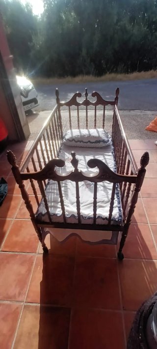 Cuna de bebé de madera