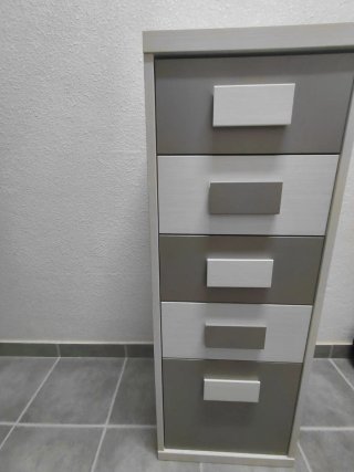 Cómoda gris y blanca