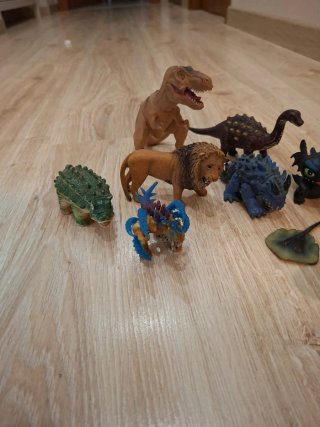 Set di giocattoli: dinosauri, animali e creature
