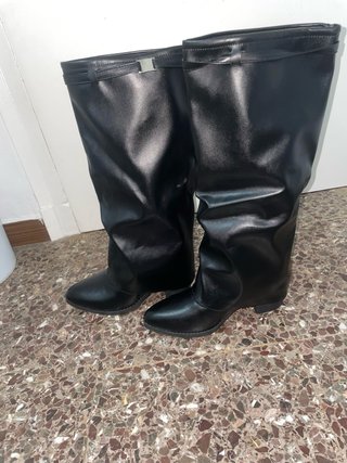 Botas altas negras con hebilla