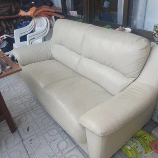 Sofá de 2 plazas en piel beige