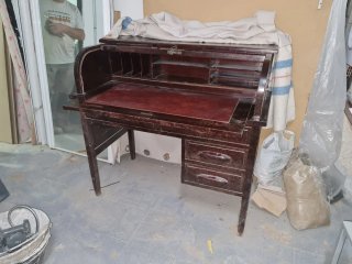 Escritorio de madera con persiana