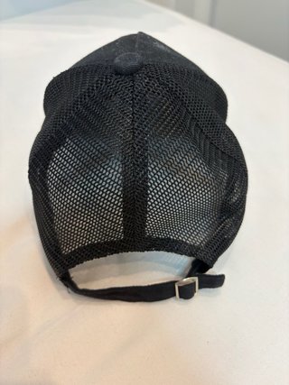 Gorra negra con letra M bordada