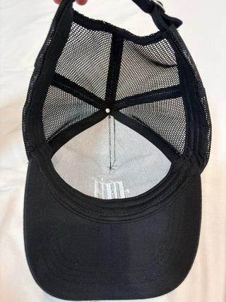 Gorra negra con letra M bordada