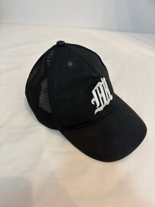 Gorra negra con letra M bordada