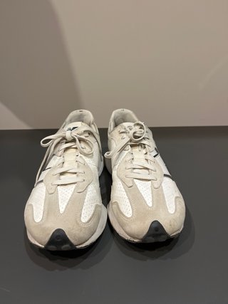 Zapatillas New Balance Beige y Blancas