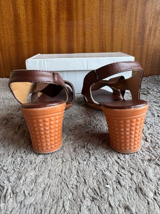Sandalias tacón ancho marrón Talla 39