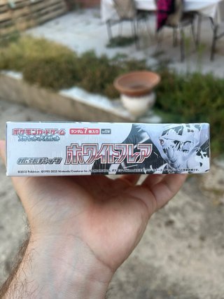 Caja Pokémon TCG White Flare