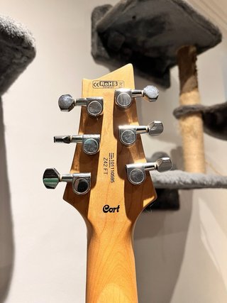 Guitarra Cort Z42 FT + ampli, funda y accesorios