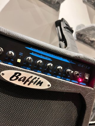 Guitarra Cort Z42 FT + ampli, funda y accesorios