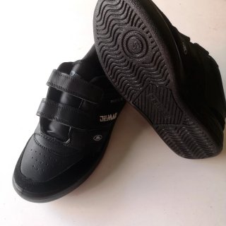 Zapatilla deportiva ancha negra con velcro