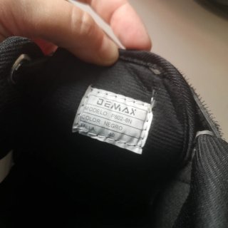 Zapatilla deportiva ancha negra con velcro