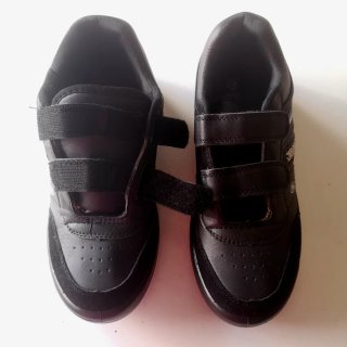 Zapatilla deportiva ancha negra con velcro
