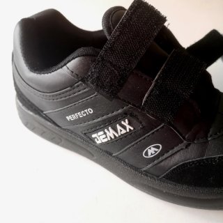 Zapatilla deportiva ancha negra con velcro