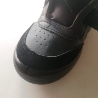 Zapatilla deportiva ancha negra con velcro