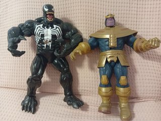 Figuras Venom y Thanos Marvel ( von voz funcional)