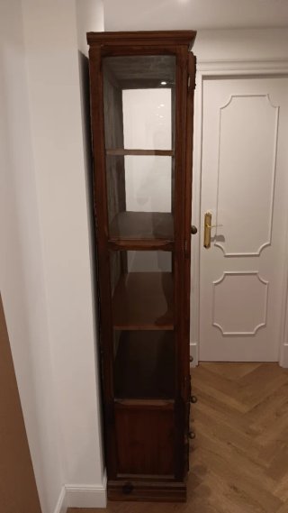 Vitrina de madera con puertas de cristal