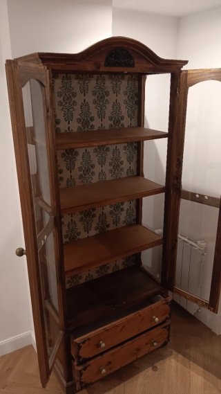 Vitrina de madera con puertas de cristal