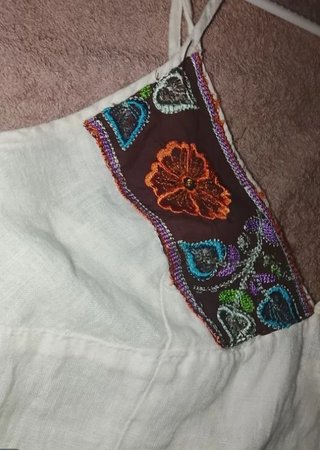 Camiseta blanca con bordado multicolor
