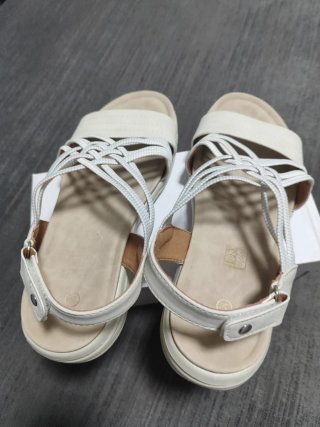 Sandalias super cómodas beige y blancas