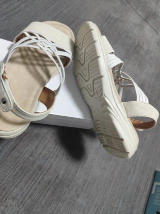 Sandalias super cómodas beige y blancas