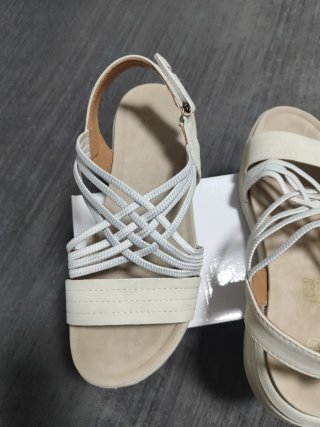 Sandalias super cómodas beige y blancas
