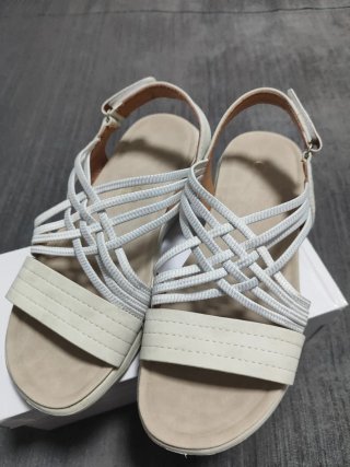 Sandalias super cómodas beige y blancas