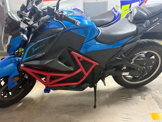 Moto Eléctrica Naked Azul y Negra