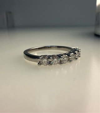 Anillo de plata con moissanites