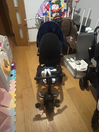 Triciclo infantil con mango para guiar