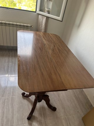 Mesa de comedor plegable de madera.